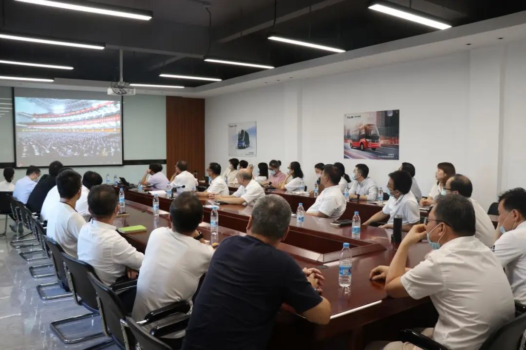金年会中国jinnian组织党员干部职工认真收看党的二十大开幕会直播